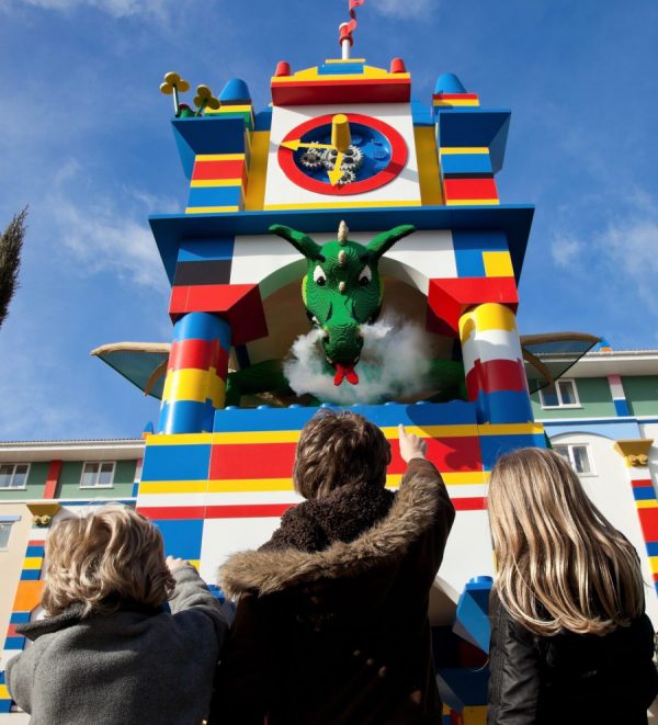 lego-smoke-breathing-dragon-guarding-the-entrance-to-the-llwr-hotel-1